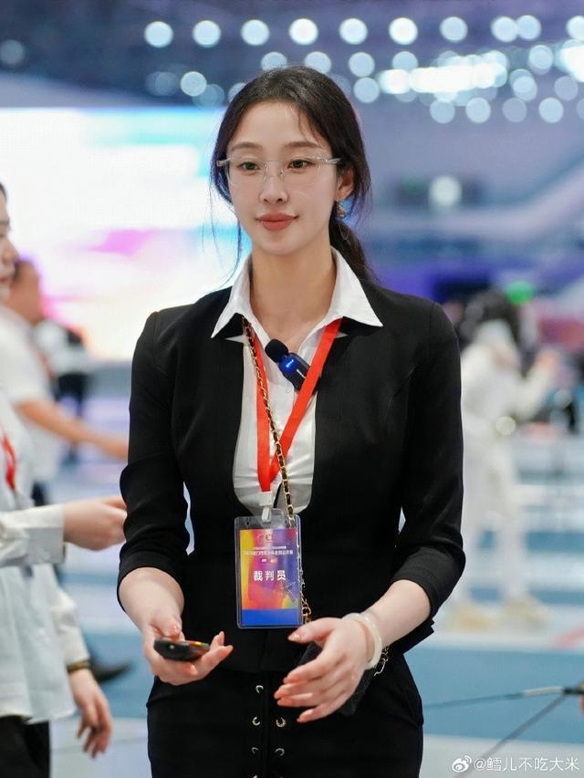 半岛体育-网红击剑运动员秦雪执裁青少年比赛，职业装亮相长腿吸睛